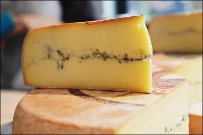 Comment s'appelle ce fromage  base de lait de vache cru provenant de Franche-Comt ?