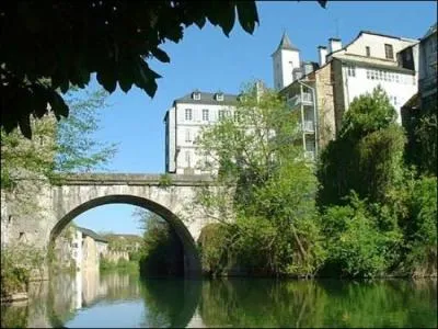 O se droule la Garburade o s'affrontent plusieurs cuisiniers pour effectuer la meilleure garbure ?