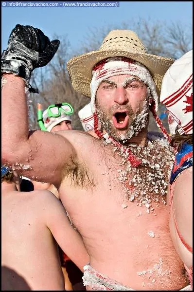 Bon, vous rentrez  Montral par la route des les : 5 heures de bateau, plus 16 heures de route, vous stoppez pour dormir  Qubec pendant le carnaval et vous tombez sur ce fou qui participe  ?