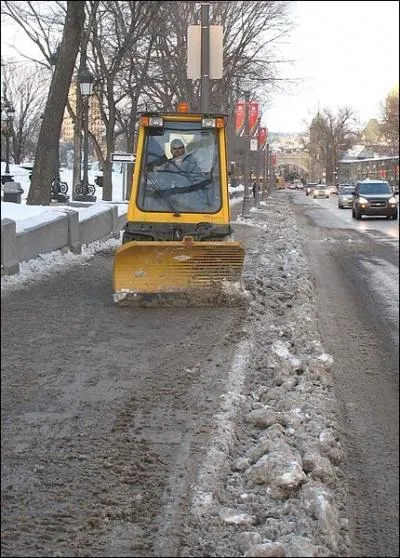 Une chance que les chasse-neige et les chenillettes viennent  notre rescousse pour dblayer les trottoirs et enlever... Comment appelle-t-on cela au Qubec, cette boue d'hiver ?