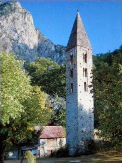 Quelle commune des Alpes-Maritimes est situe au confluent de la Tine et de la Guerche, et a donn son nom  une station de sports d'hiver du massif du Mercantour ?