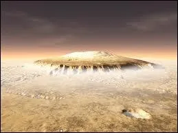 Comment s'appelle la montagne massive de Mars ?