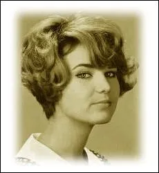 Considre parfois comme la   Piaf blonde   en raison de sa voix puissante et  la modulation rocailleuse, elle chantait  ses dbuts en 1964 ... .