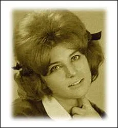 En 1962, cette chanteuse enregistre son premier  45 tours  solo, avec le titre choisit pour son pseudonyme ... .