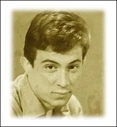 Chanteur  la voix de velours qui connut son heure de gloire en 1964 avec la version franaise d'une chanson de Bobby Solo ... .