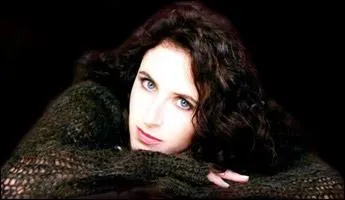 De quelle actrice et chanteuse est-elle la cousine ?