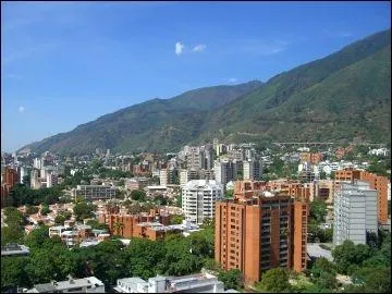 De quel endroit CARACAS est-elle proche ?