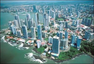 Prs de quelle tendue d'eau se trouve la ville de PANAMA ?