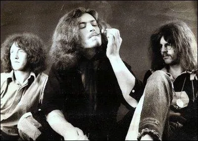 Quel groupe britannique reprend Igor Stravinsky dans son morceau de 20 min intitul  Symphony n2  ?