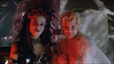 Comment s'appelle le personnage en noir, qui apporte son aide  Double-Face ?