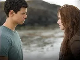 Commenr ragit-elle quand elle apprend que Jacob est imprgn ?