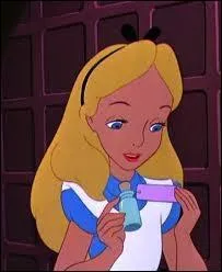 Lorsqu'Alice mange le gteau de la bote sur laquelle il est crit  mange moi  . Que fait-elle ?