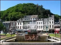 La ville de Bruges est surnomme  La Venise du Nord , Spa est  La Perle des Ardennes . Quelle ville est appele  La Cit ardente  ?