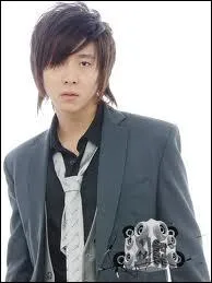 Un artiste trs talentueux avec une voix en or, il chante plusieurs trs belles chansons comme  Let This Die , beaucoup de ses chansons sont traduites en anglais tant donn qu'il est amricain...