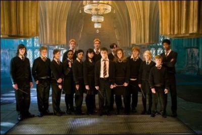 Qui indique le lieu de cette salle  Harry Potter ?