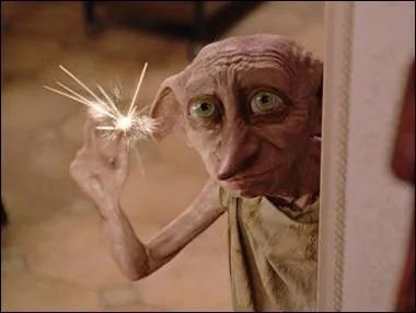 Qu'a trouv Dobby dans la salle alors qu'il cherchait  aider Winky qui avait bu ?