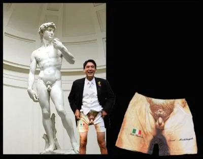 Ce petit malin asiatique se trouve devant la statue du David de Michel-Ange mais o se trouve le David ?