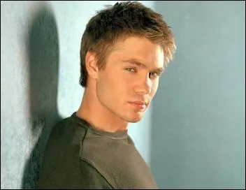 Avec qui Lucas sort-il en premier ?