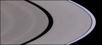 Comment s'appelle le plus grand intervalle entre les anneaux de Saturne ?
