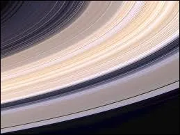 Sur combien de kilomtres s'tendent les anneaux de Saturne ?