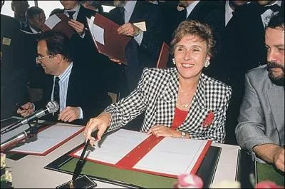 Politique : pour la premire fois depuis 1936, entre des femmes au gouvernement l'une d'elle est  sa tte. dith Cresson est nomme premier ministre par Franois Mitterrand en :