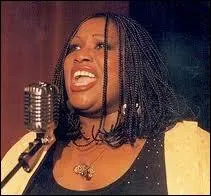 Choriste et chanteuse amricaine ne  Springfield. Elle a fait partie d'un trio  succs...