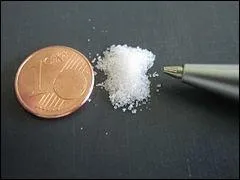 Quel est ce composé cristalin soluble dans l'eau, qui entraîne un arrêt du coeur, un coma et la mort en deux heures ?