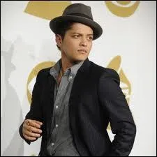 De quels instruments joue-t-il ?