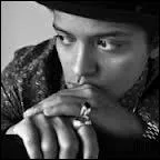 Laquelle de ces chansons n'est pas l'un de ses tubes ?