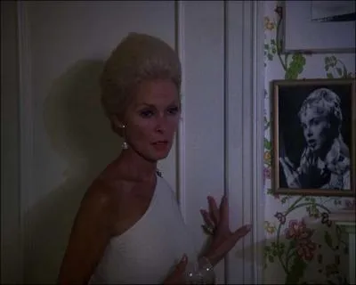 Autre star de cinéma de l'âge d'or de Hollywood, dont la fille poursuit la carrière, elle est un assassin qui souhaite reprendre sa carrière justement