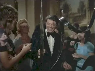 Tout comme son compère habituel à l'écran, cette star de série TV a aussi joué un assassin dans un épisode sur une sombre affaire d'héritage et de faux et vrais tableaux de maîtres