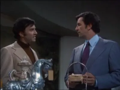 Voici une autre figure bien connue de la Tv et du cinéma qui tint le rôle de jumeaux dans Columbo, dont l'un assassine froidement son oncle. Qui est-il ?