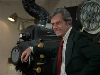 Amis dans la vie de Peter Falk, bon comédien, lui aussi tint plusieurs fois un rôle d'assassin sûr de lui et méprisant, notamment dans un épisode culte sur les images subliminales