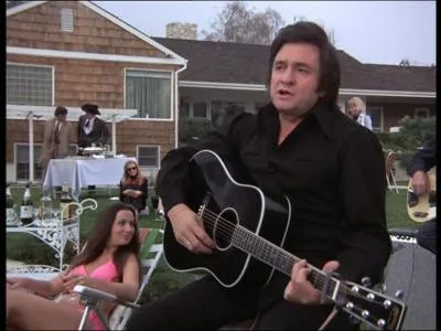 Star ultra célèbre de la chanson country aux USA, dont le rôle fut tenu par Joaquin Phénix dans le film relatant sa vie, il jouait dans la série un chanteur, flanqué d'une épouse religieuse