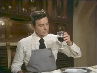 Il fallait bien prendre un français pour le rôle d'un grand critique gastronomique, qui tint bien la barre lors de la confrontation très tendue avec Columbo autour du repas final