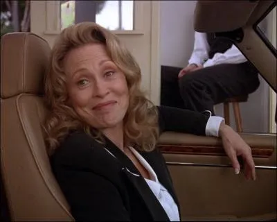 Elle intervint dans un épisode qui fut l'un des meilleurs par le talent de l'actrice star, qui obtint un Golden globe pour ce rôle, et sa relation de séduction à l'inspecteur Columbo. Qui est-elle ?