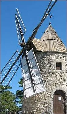 Quel pays compte plus de 9 000 moulins  vent ?