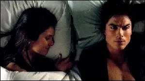 De qui sont accompagns Elena et Damon pour retrouver Stefan ?