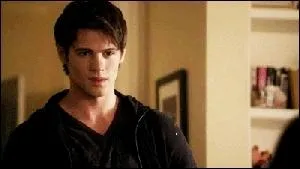 Qui va servir Jrmy qui travaille au Mystic Grill ?