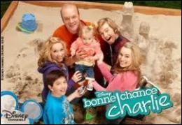 Quel est le nom de la famille vedette de la série   Bonne chance Charlie   ?