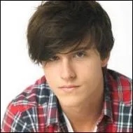 Comment s'appelle le beau gosse avec qui Teddy est sortie ?