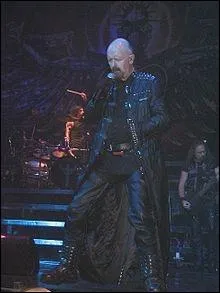 Il a tait le chanteur de Judas Priest et Black Sabbath avant de revenir avec Judas Priest. Qui est ce chanteur ?