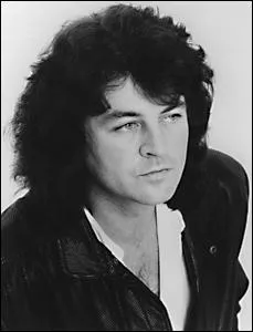 Il a chant avec des musiciens comme Ian Paice, Jon Lord, Roger Glover et maintenant Steve Morse. Qui est ce chanteur ?