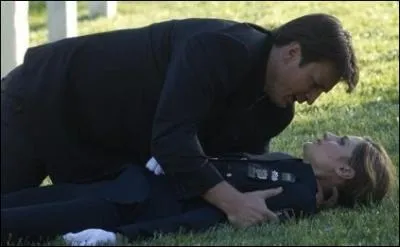 Que dit Castle lorsque Beckett se fait tirer dessus  la fin de la saison 3 ?