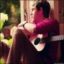 Lors des auditions  X-Factor, il a chant :