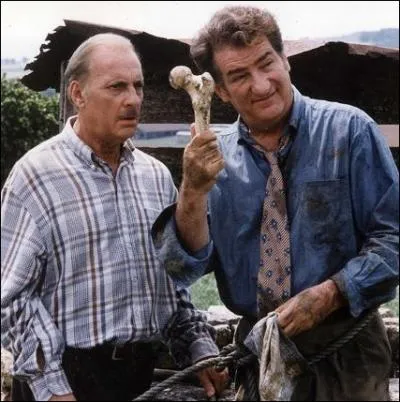 Qui tait l'animateur de l'mission   Qui est-tu ?   , dans le film  Le Bonheur est dans le Pr , l' mission tlvise dans laquelle Michel Serrault (retrouve) sa famille ?