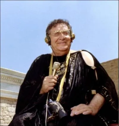 Dans quel film, parodie de pplum et peupl d'anachronismes, peut-on voir ce   Lon Zitrone   en reporter romain ?