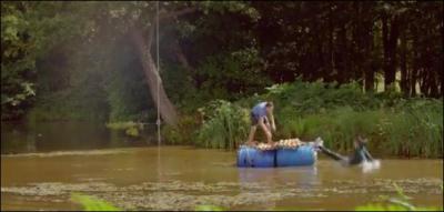 Qui fait tomber Liam  l'eau sur cette image ?