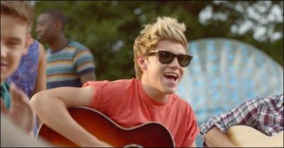 De quel instrument joue Niall dans le clip ?