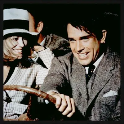 Ce film fut un succs incroyable en raison de sa modernit, du charme de ses interprtes, de sa faon trs raliste de montrer la violence. Arthur Penn l'a ralis grce  Warren Beatty